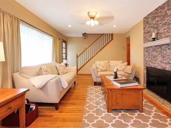 3rd image of 6 Tiptop Ln