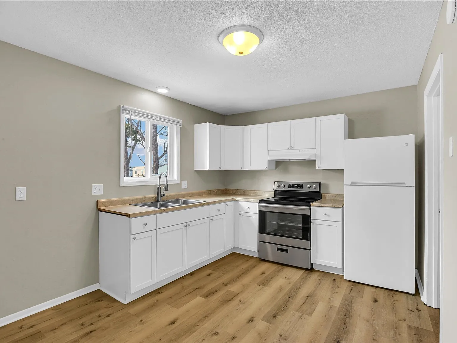 2 bed, 1000 sqft, $1,300 — Photo 4