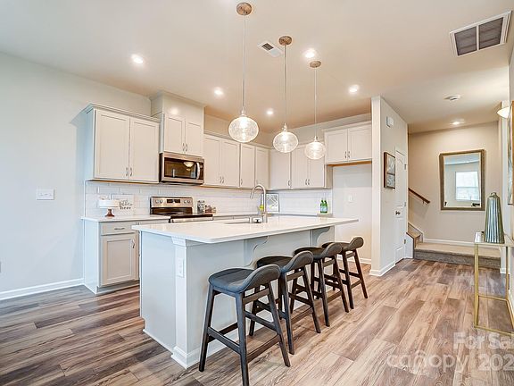 5th image of 5644 De Vere Dr
