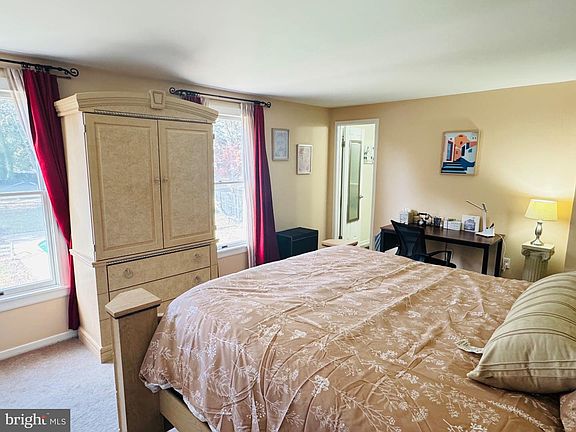5th image of 13 Barons Ct