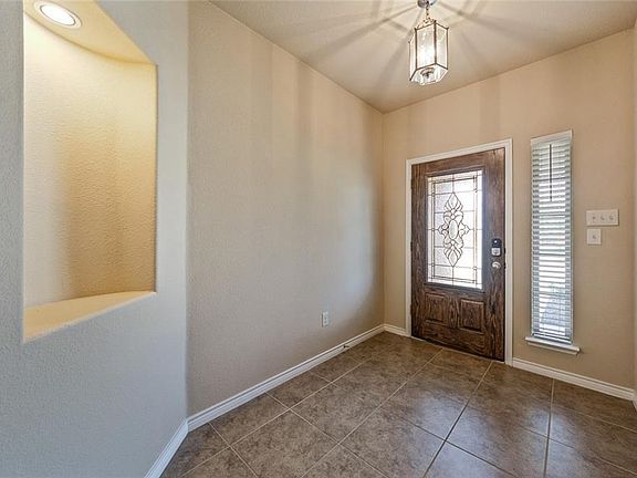 4th image of 706 Lariat Ln