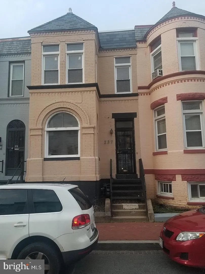 3 bed, 1.5 bath, 1484 sqft, $3,100 — Photo 1