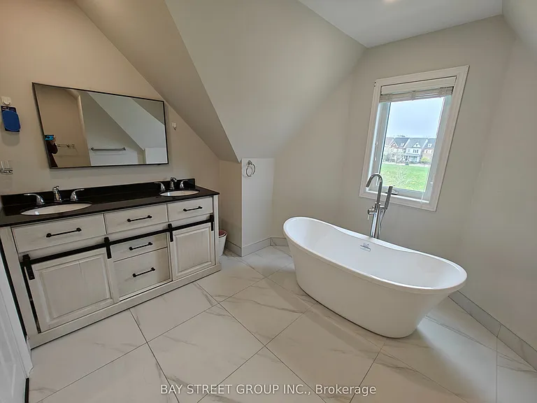 256 Glenashton Dr — Photo 11