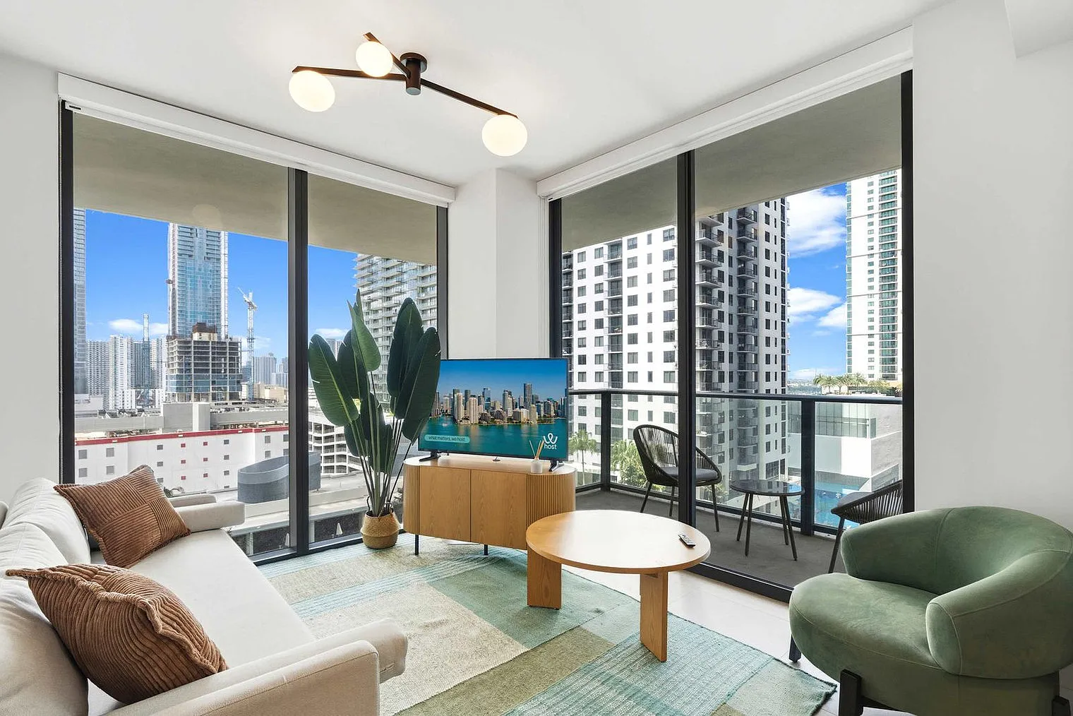 2 bed, 2.0 bath, 818 sqft, $5,578 — Photo 1