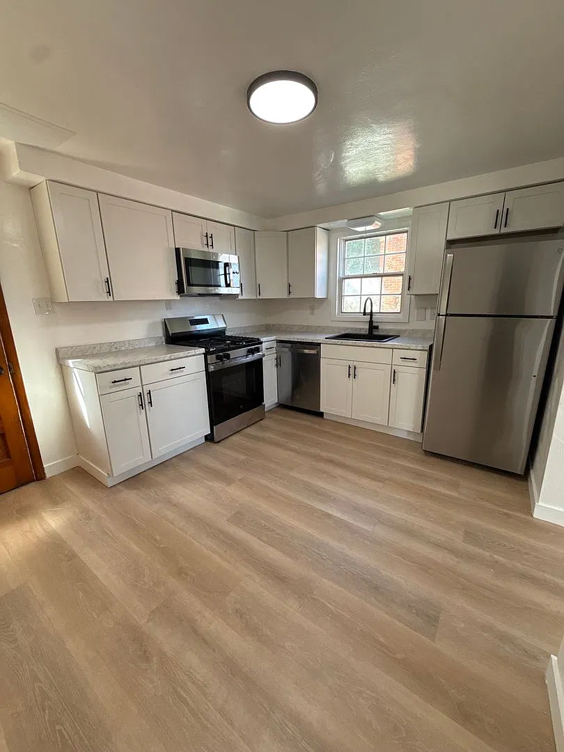 3 Bedroom Home in Port Vue! — Photo 4