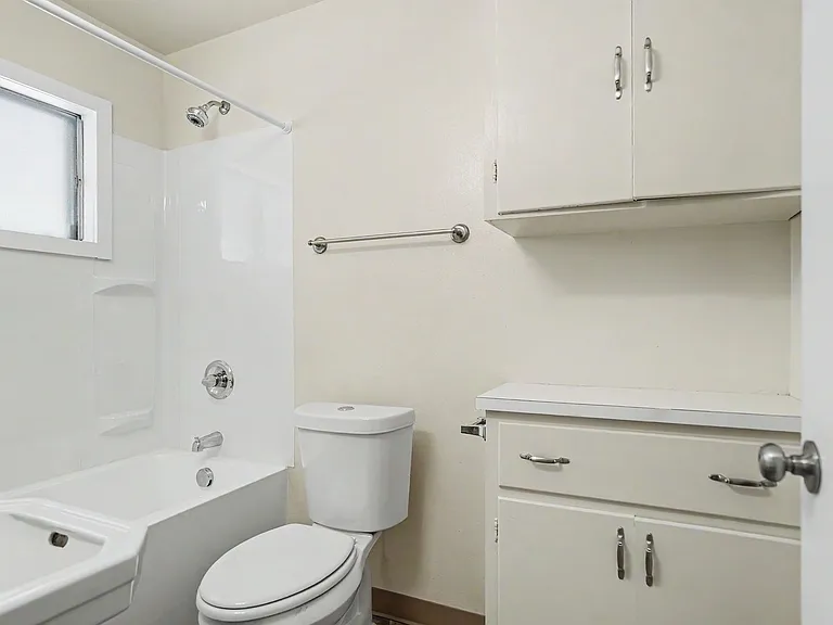 086-Friendship Court Apartments — Photo 12