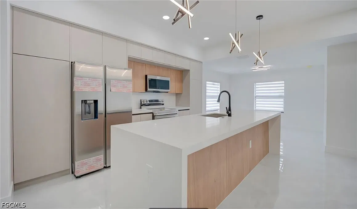3 bed, 2.0 bath, 1437 sqft, $2,200 — Photo 3