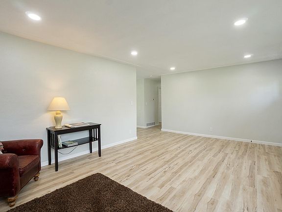 4th image of 726 Bruce Ave