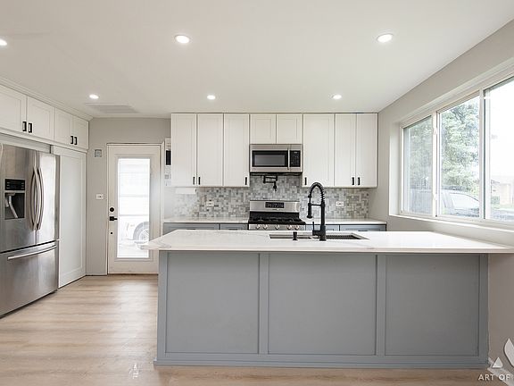 3rd image of 4826 N Prospect Ave