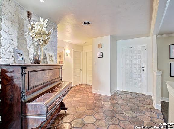2nd image of 352 Mustang Cir