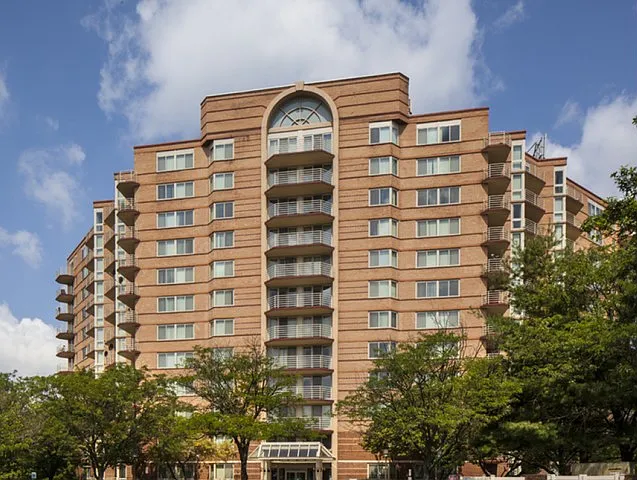 Lake Arbor Towers — Photo 8