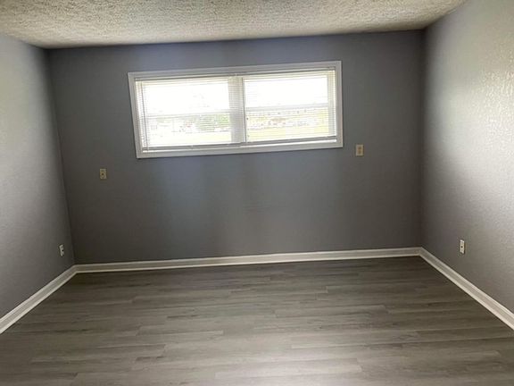 3rd image of 365 Elmwood Dr APT 3