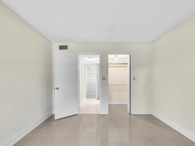 470 NW 20th St — Photo 32