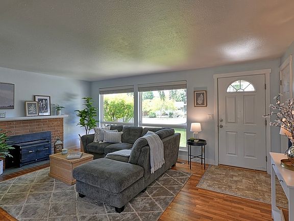 5th image of 1052 Redmond Ave NE