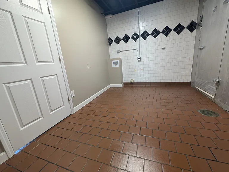 Laundry room w/washer/dryer hookup