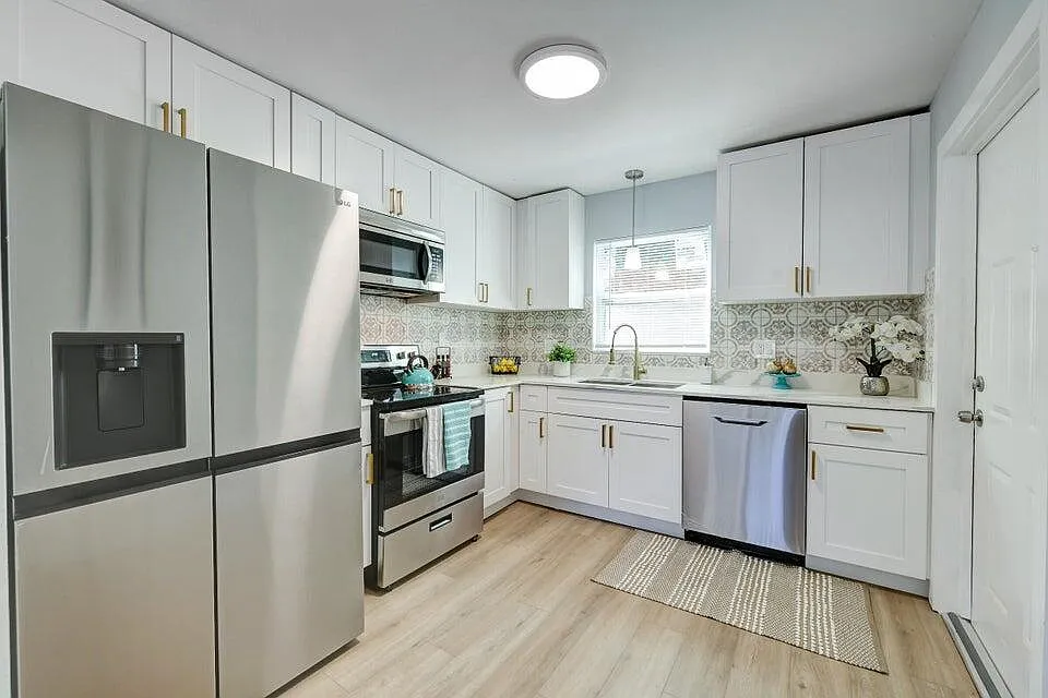 3 bed, 1.0 bath, 1035 sqft, $1,850 — Photo 4