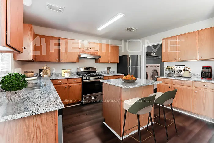 4 bed, 2.5 bath, 2371 sqft, $2,220 — Photo 2