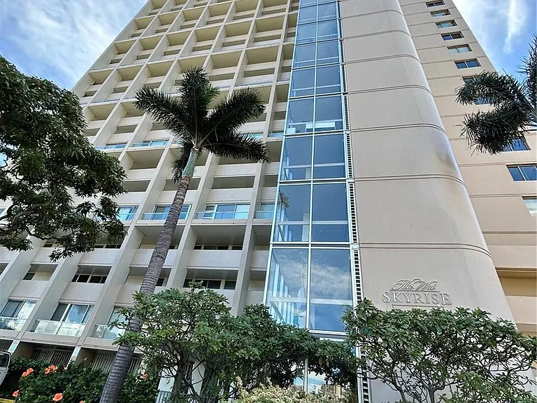 555 University Ave — Photo 2