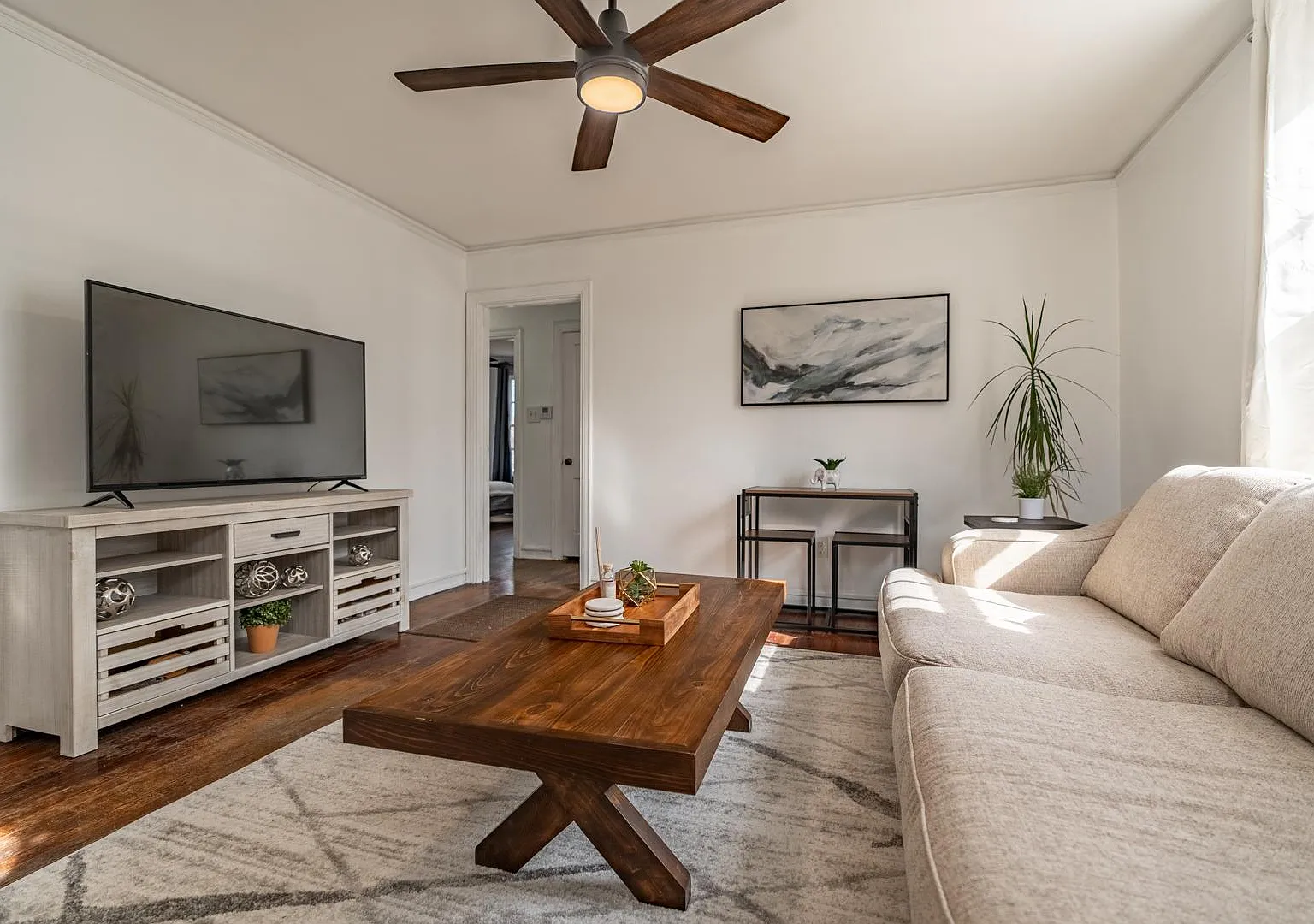 3 bed, 934 sqft, $2,300 — Photo 4