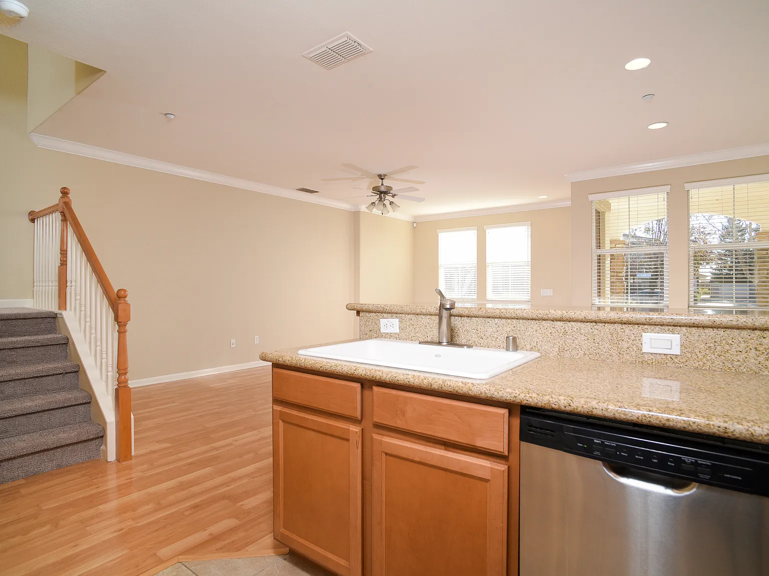 3 bed, 2.5 bath, 1751 sqft, $2,350 — Photo 4