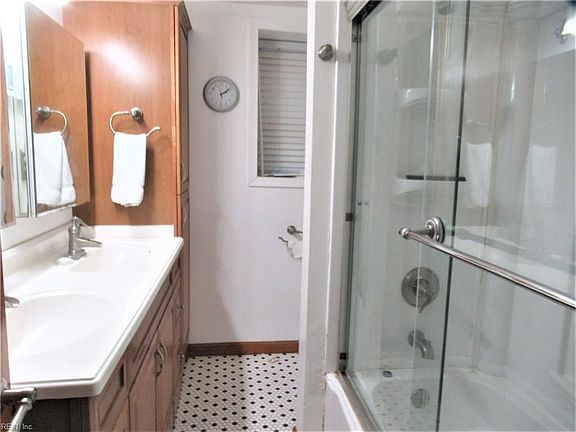 2nd image of 201 W 26th St APT 1