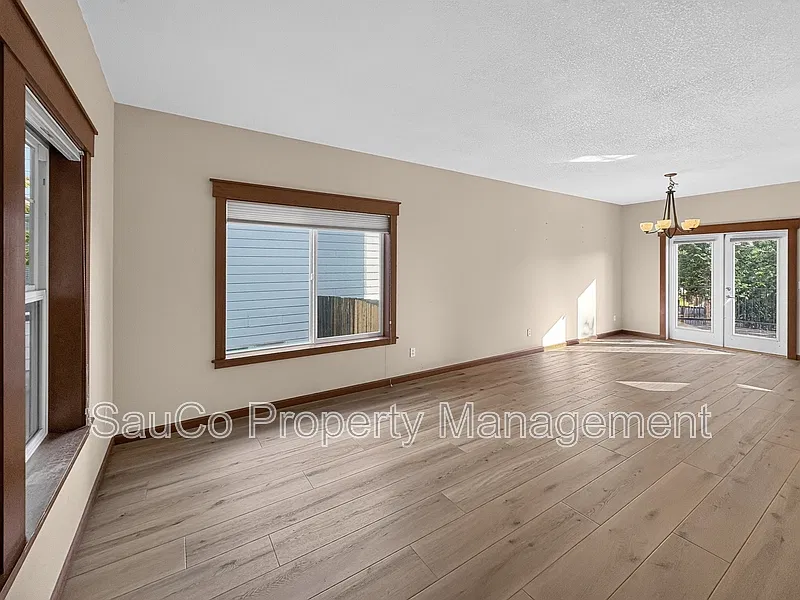 4 bed, 2.5 bath, 2131 sqft, $3,000 — Photo 4