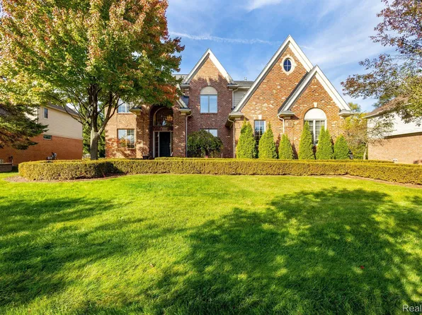 1048 Salma Dr, Troy, MI 48084