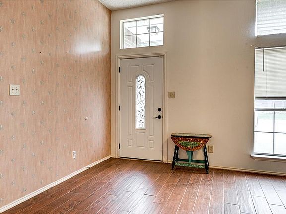 3rd image of 997 Little Den Dr