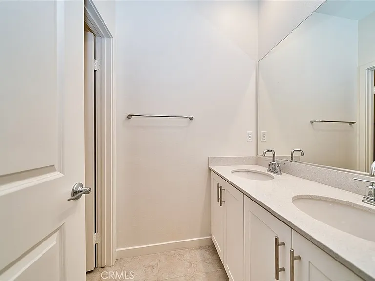 2622 E Embry Ln — Photo 24
