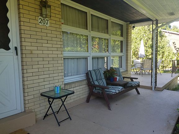 3rd image of 207 Blackridge Dr