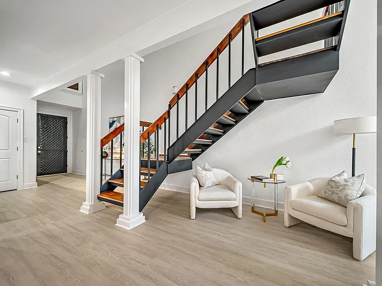 516 S Post Oak Ln #18 — Photo 4