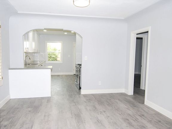 3rd image of 61 Savona Walk #61
