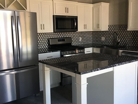 Full-size Refrigerator with Ice Maker, Granite Countertops