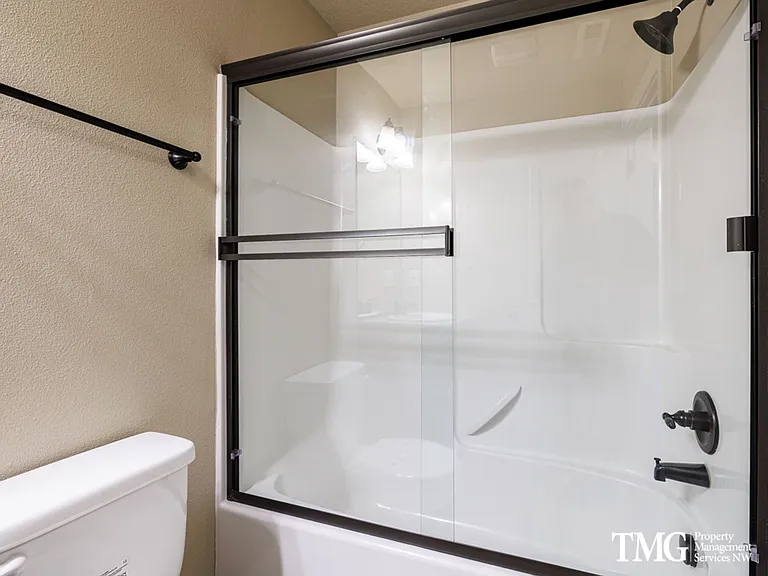 Garage, Backyard, 3 Bedroom - Now Leasing — Photo 7