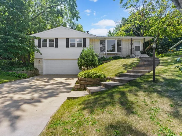 758 Sextant Ave W, Roseville, MN 55113