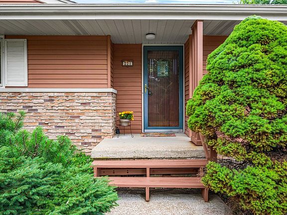 3rd image of 221 Hillside Ln