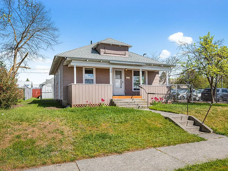 709 E Kiernan Ave — Photo 2