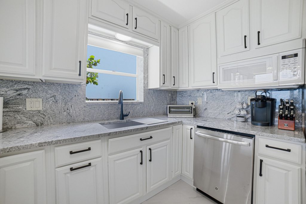 8 Briny Ave APT 206, photo 6