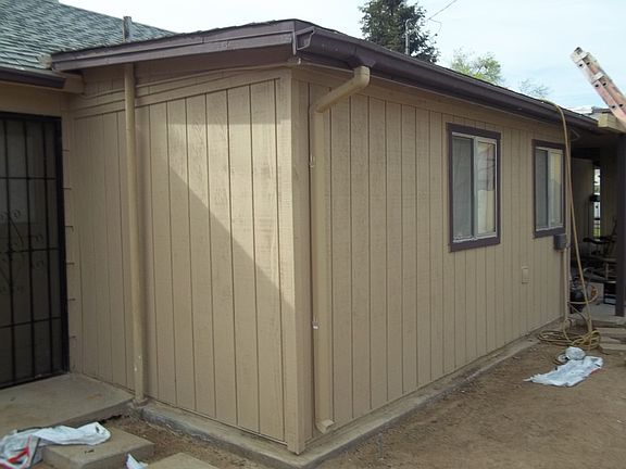 Outside laundry/bath2