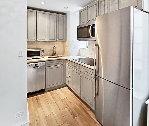 5th image of 320 E 42nd St APT 709