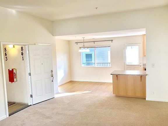 4th image of 841 University Ave