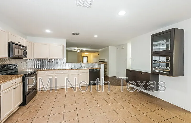 3 bed, 2.0 bath, 1660 sqft, $2,200 — Photo 4