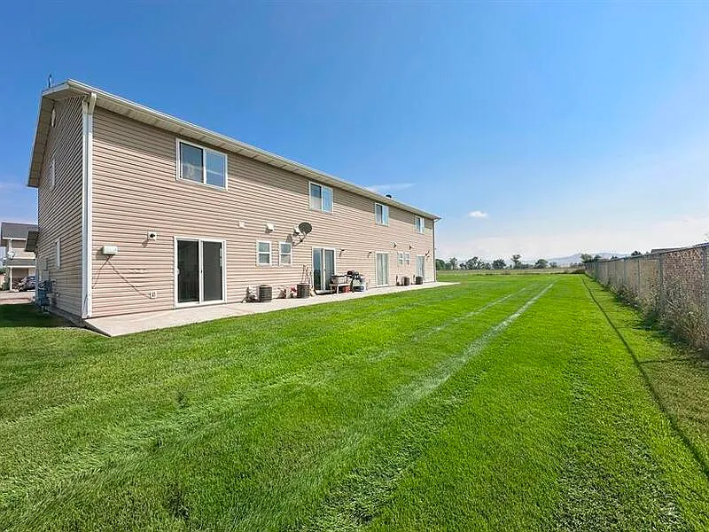 2 bed, 1.5 bath, 955 sqft, $1,075 — Photo 2