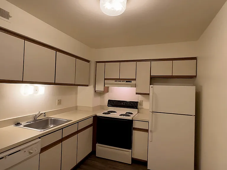 Lakeside Village Apartments — Photo 160