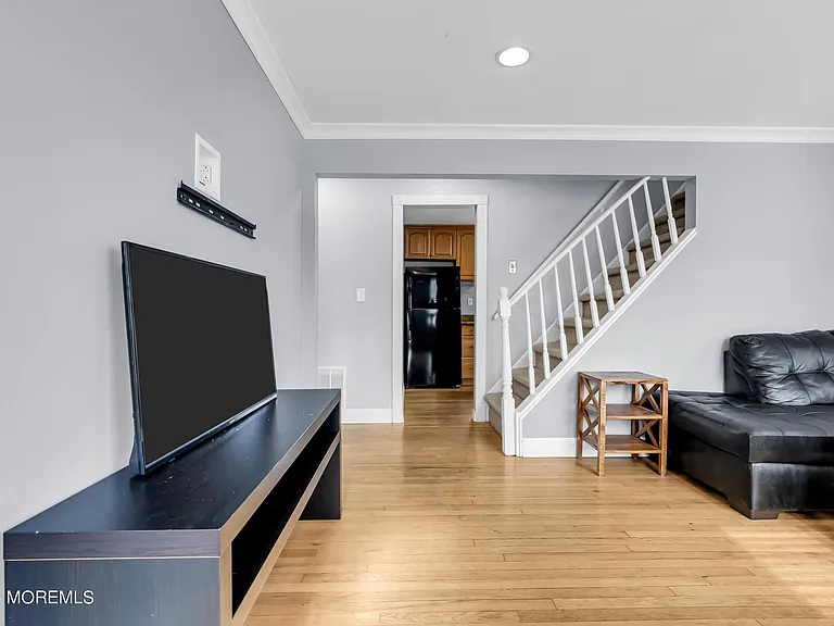 329 Yorke Ave — Photo 5