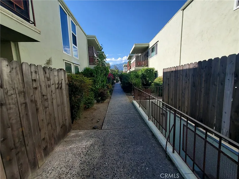 9070 Huntington Dr #6 — Photo 23