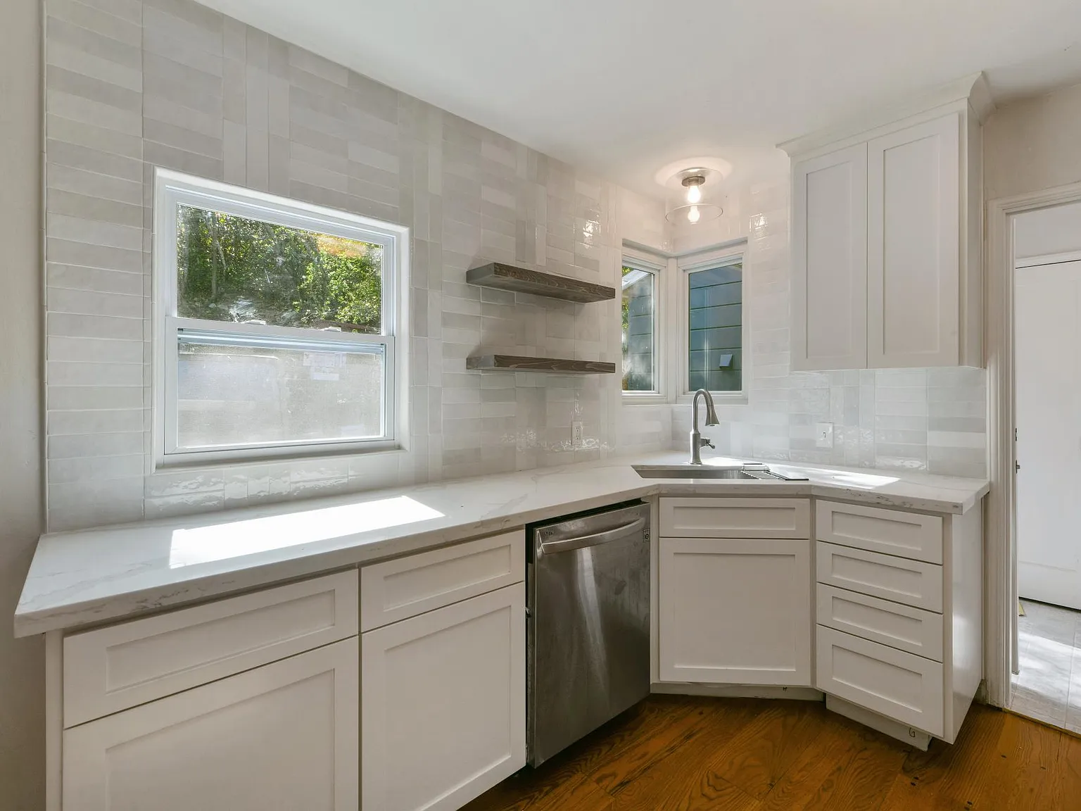925 Hawthorn Dr — Photo 2