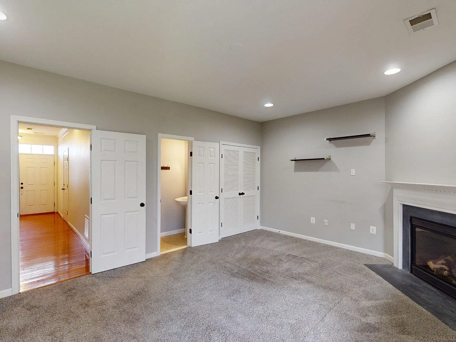 4 bed, 4.0 bath, 2035 sqft, $3,200 — Photo 4