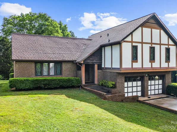 6188 Mountainside Dr, Hickory, NC 28601