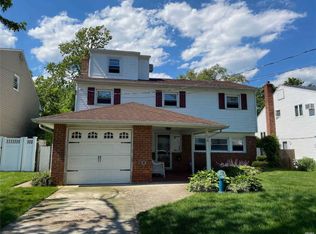 15 Wilshire Ct, Freeport, NY 11520